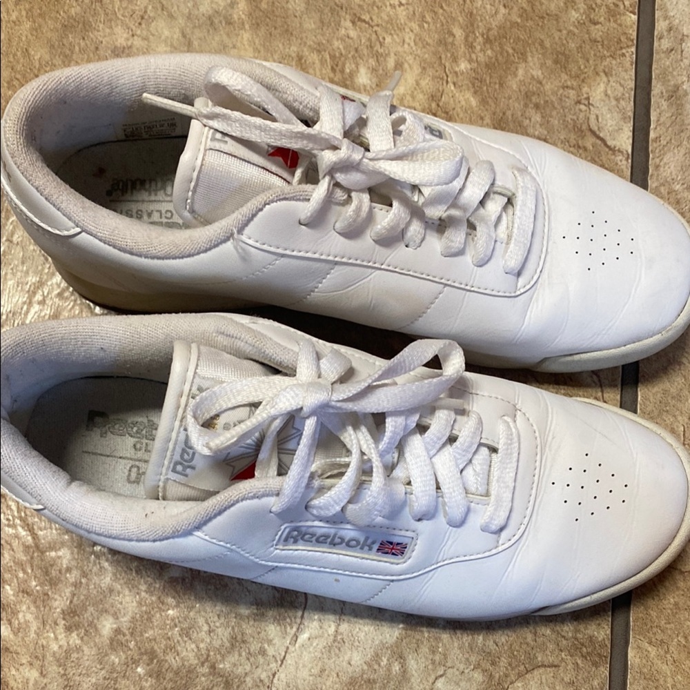 Reebok White Minimalist Size 8 Sneakers with Breathable Design Lifestyle